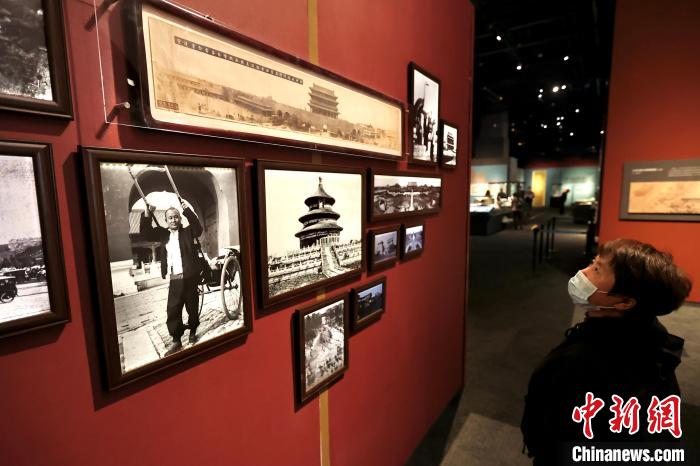 28日，观众在首都博物馆参观“辉煌中轴”展览。　<a target=&apos;_blank&apos;  data-cke-saved-href=&apos;/&apos; href=&apos;/&apos;></p><p>　　28日，观众在首都博物馆参观“辉煌中轴”展览。　中新社记者 易海菲 摄</p><p>　　文化中轴部分主要以文物展示解读北京中轴线形成的历史过程、理念、审美及建筑工艺，揭示北京中轴线交融礼乐、多元共存的文化特征。该区域展出的出土于北京琉璃河遗址的“成周”卜甲，被学者推测为召公到达燕国后的遗留之物；首都博物馆馆藏青花凤首扁壶，器形与纹饰浑然一体，成为元朝承接唐宋并对不同文化兼收并蓄气象的微小缩影。</p><p align=