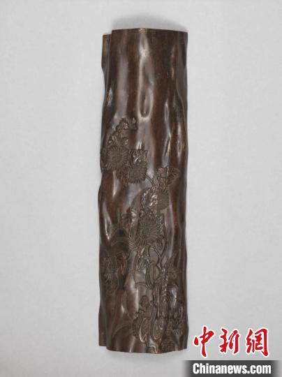 4月13日，黄花梨沉香书房展在海口开展，图为清·沉香木雕菊花图臂搁，故宫博物院藏。　海南省博物馆供图