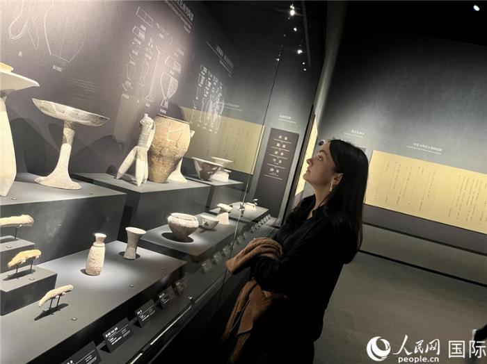 外国游客走进三星堆博物馆 感受古蜀文明的辉煌